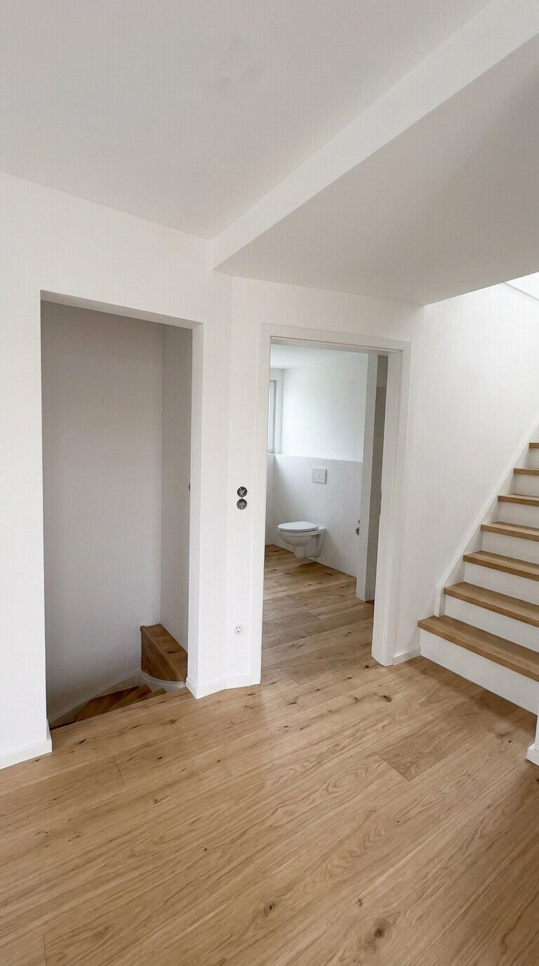 Heller Eingangsbereich mit Treppe ins Obergeschoss